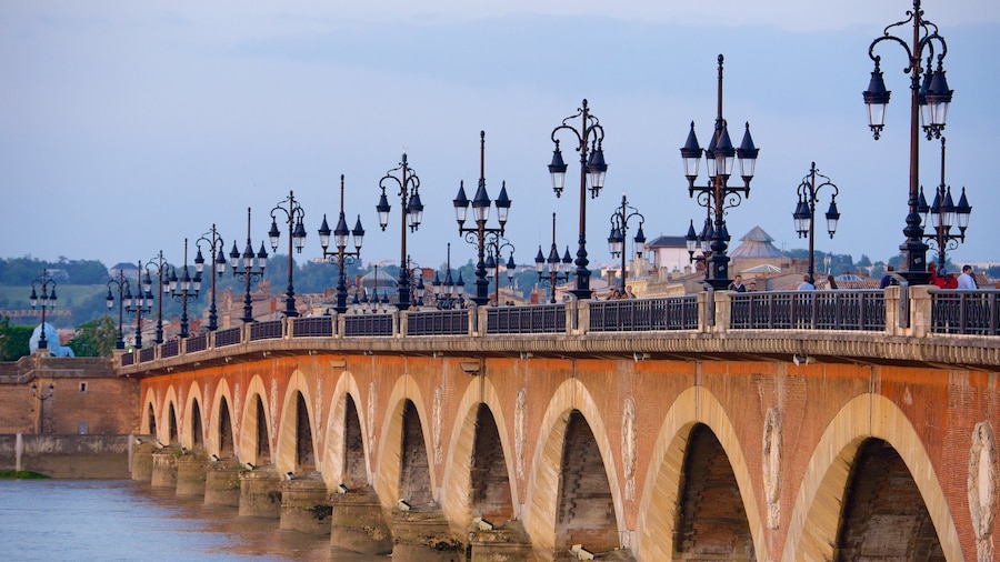 Pont de Pierre welches beinhaltet Brücke