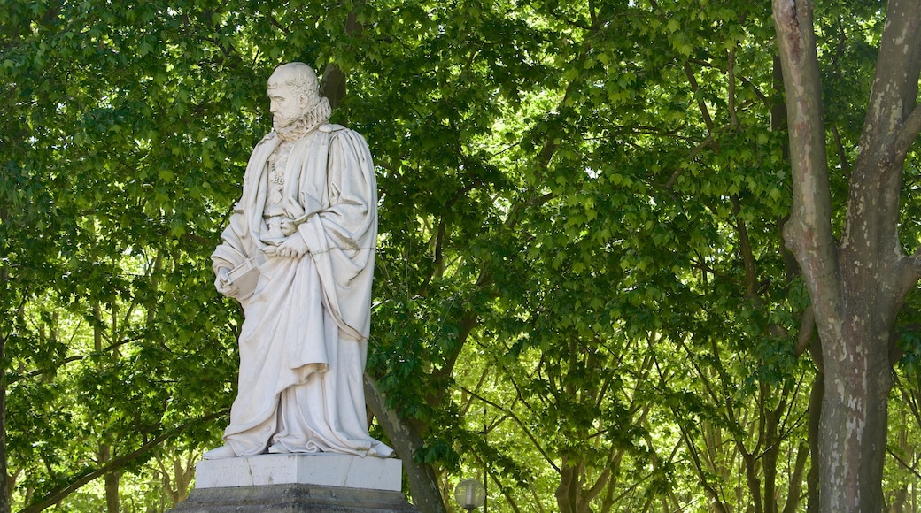 Place des Quinconces mostrando una estatua o escultura y un jardín