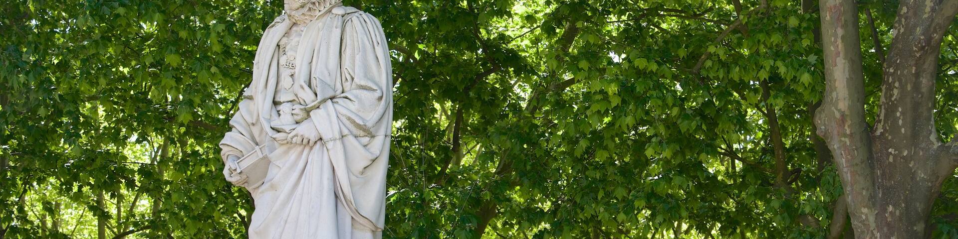 Place des Quinconces which includes a statue or sculpture and a garden