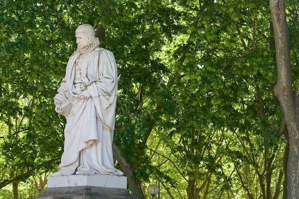 Place des Quinconces mettant en vedette statue ou sculpture et parc