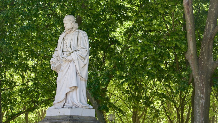 Place des Quinconces bevat een standbeeld of beeldhouwwerk en een park