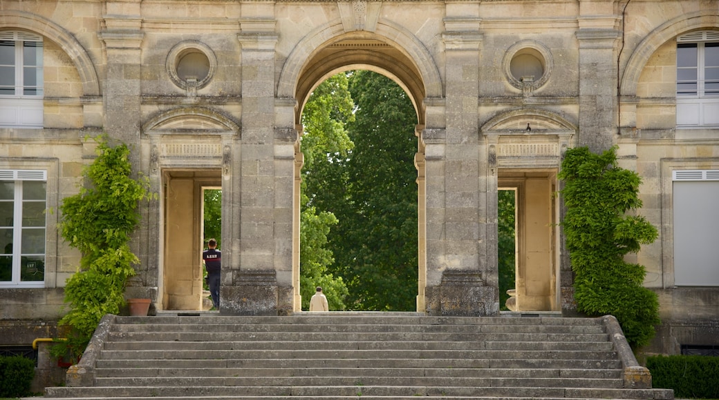 Jardin public montrant parc et patrimoine historique