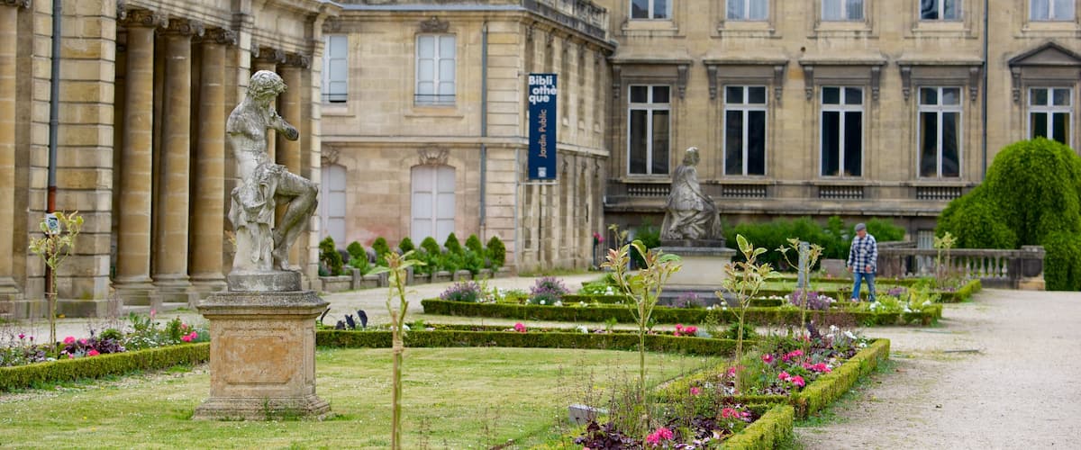Jardin public qui includes parc, patrimoine historique et statue ou sculpture