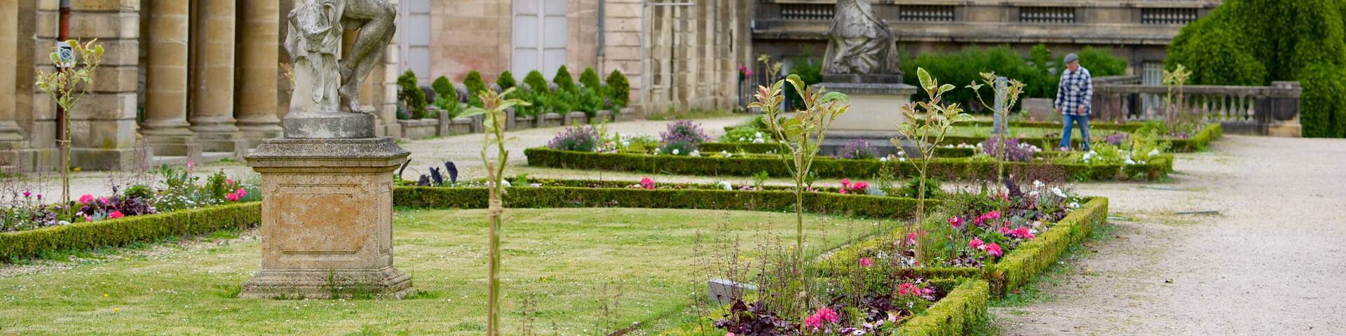 Jardin Public showing a garden, a statue or sculpture and heritage elements