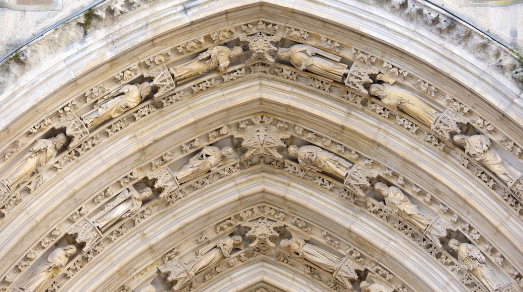 Cathédrale Saint André bevat religieuze aspecten, kunst en een kerk of kathedraal