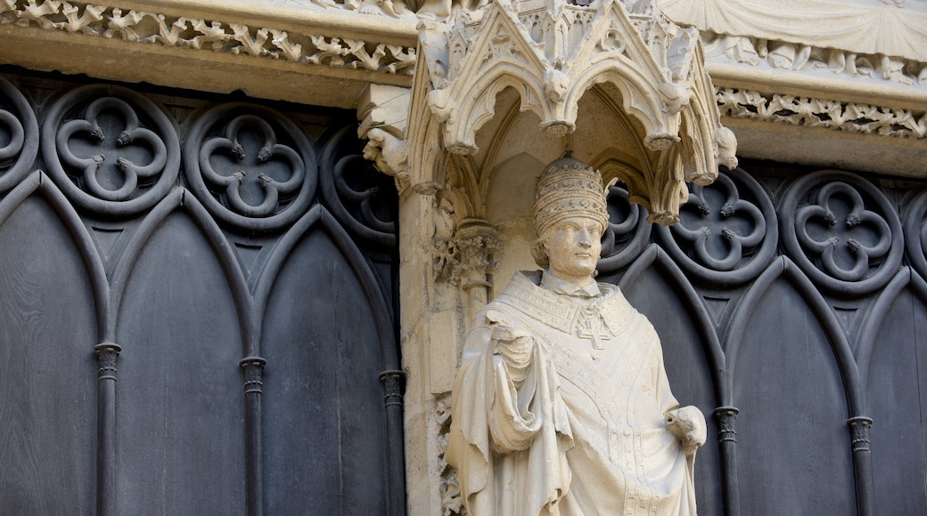 Cathédrale Saint André que incluye una estatua o escultura, una iglesia o catedral y aspectos religiosos