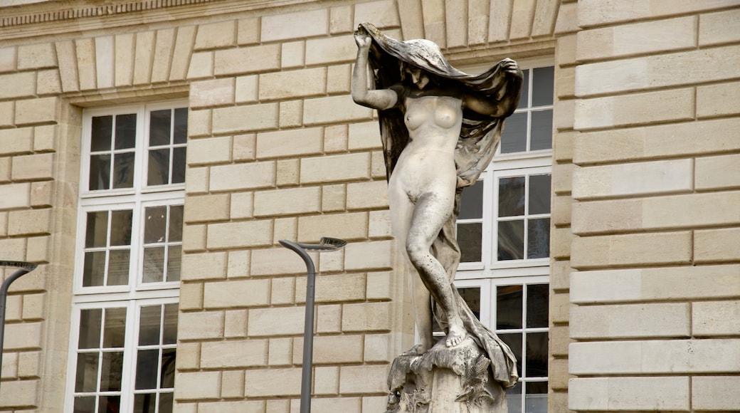 Place de la Victoire toont een standbeeld of beeldhouwwerk