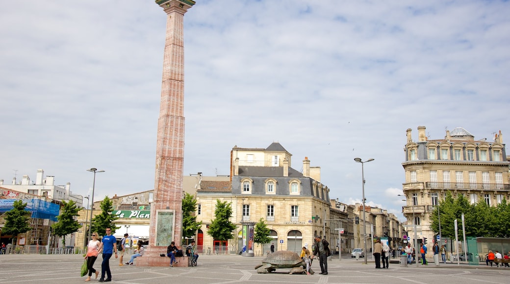 Place de la Victoire som visar ett monument, gatuliv och ett torg