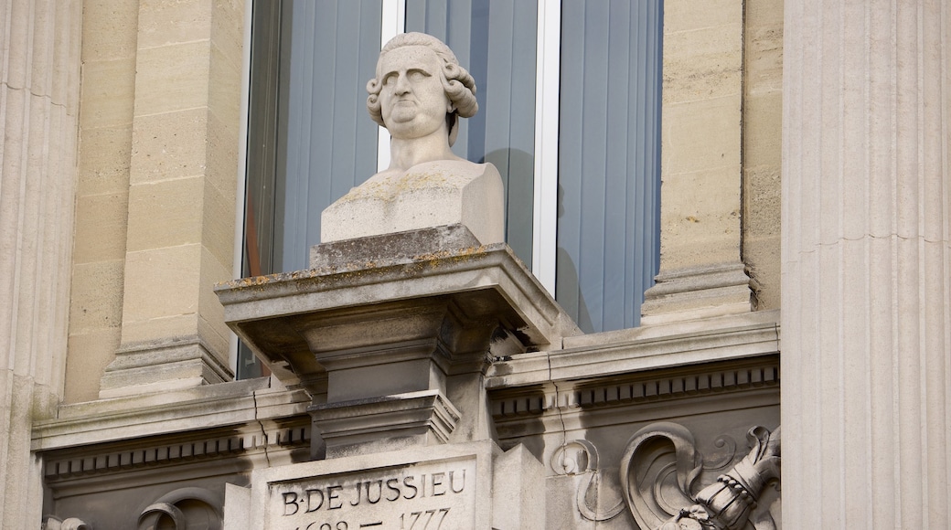 Place de la Victoire das einen Statue oder Skulptur und Gedenkstätte