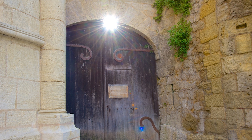 Eglise Monolithe caratteristiche di chiesa o cattedrale e oggetti d\'epoca