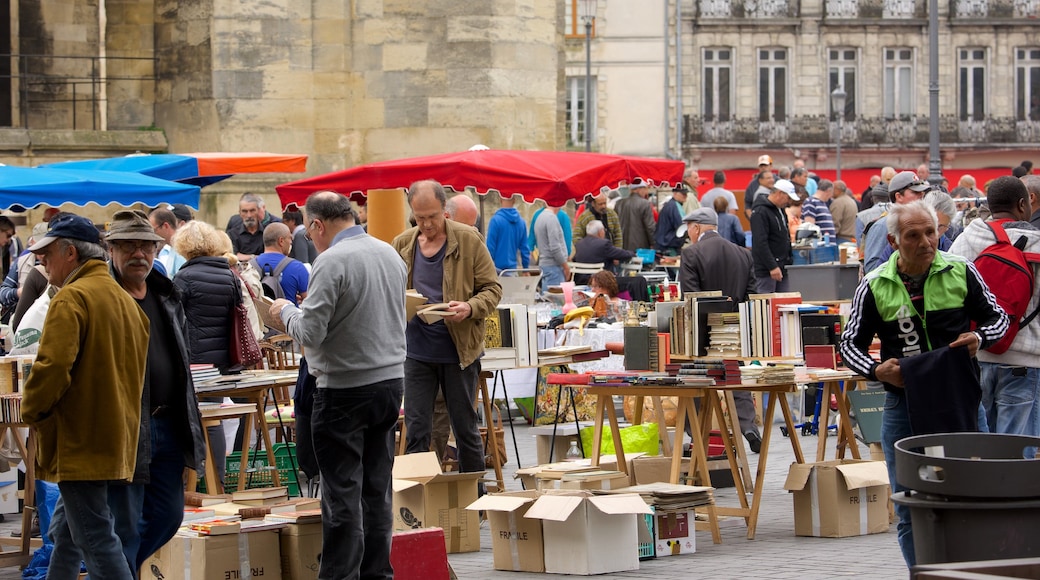 Basílica de San Miguel mostrando mercados y también un grupo grande de personas