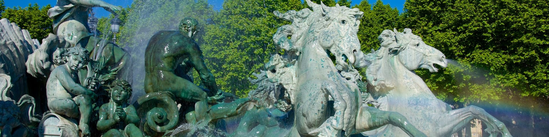 Girondins Monument which includes a monument, a statue or sculpture and a fountain