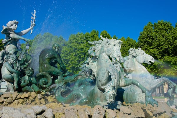 Monument aux Girondins montrant fontaine, statue ou sculpture et monument