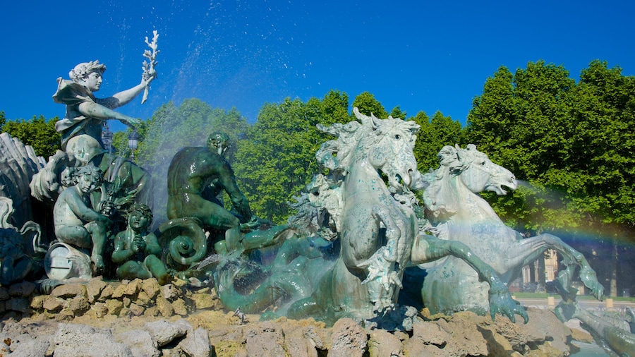 Monument aux Girondins presenterar en staty eller skulptur, en fontän och ett monument