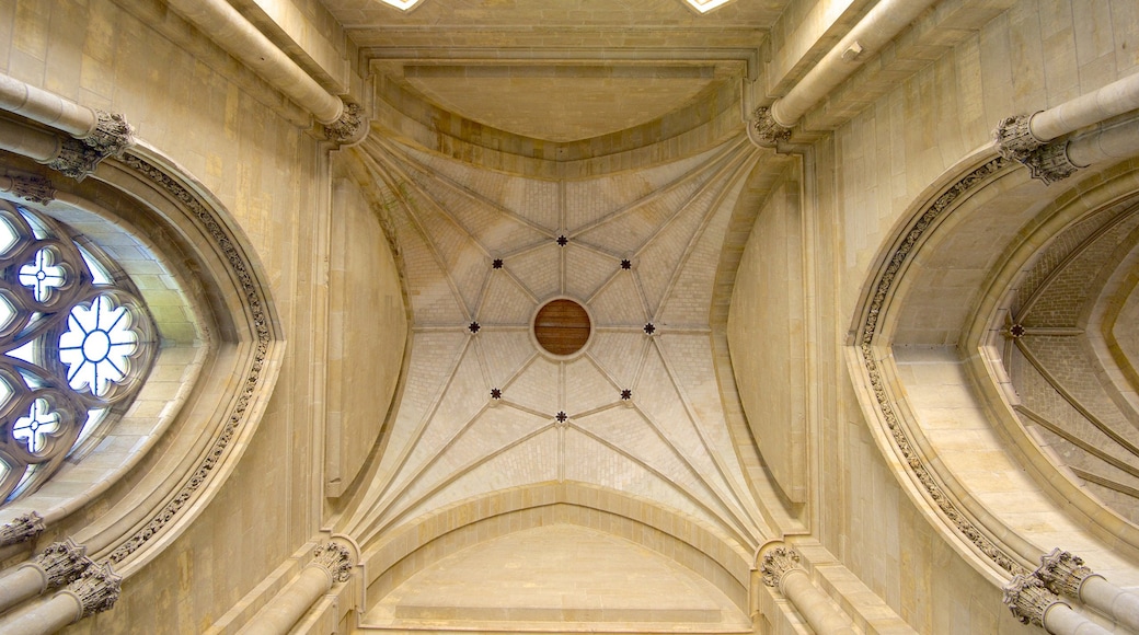 Catedral de Sainte-Croix caracterizando vistas internas, uma igreja ou catedral e arquitetura de patrimônio