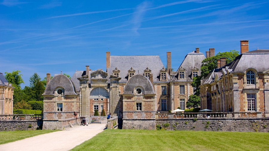 Chateau de la Ferte-St-Aubin som viser et slot og historiske bygningsværker