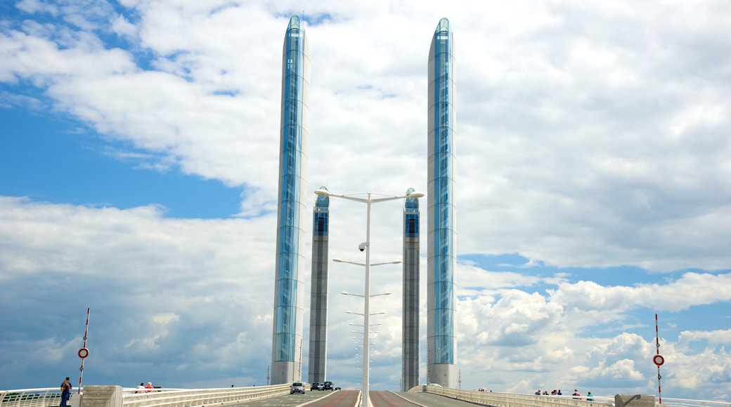 Bordeaux fasiliteter samt bro og moderne arkitektur