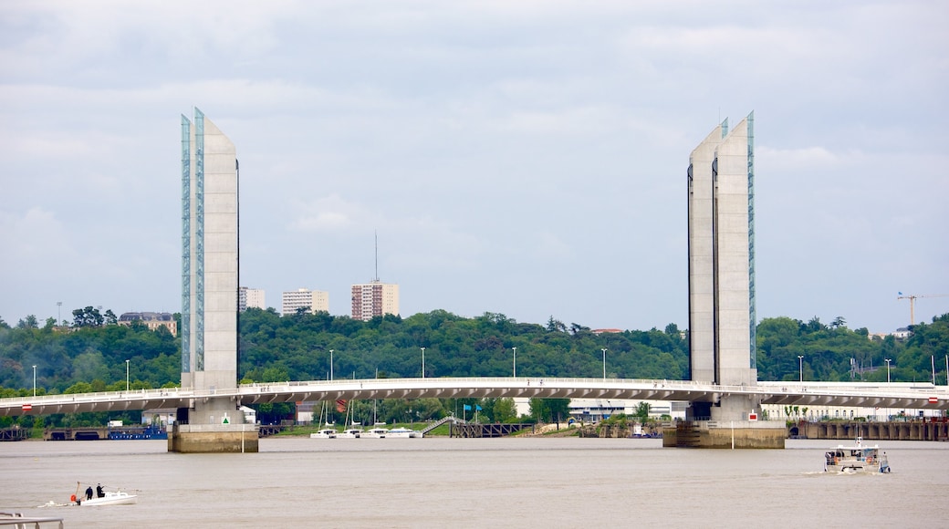 Burdeos que incluye un río o arroyo, arquitectura moderna y un puente