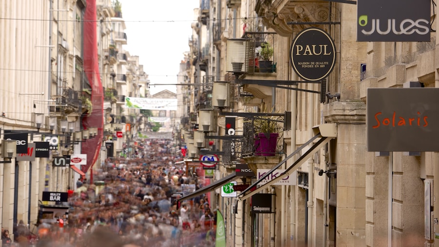Bordeaux som inkluderar gatuliv och en stad