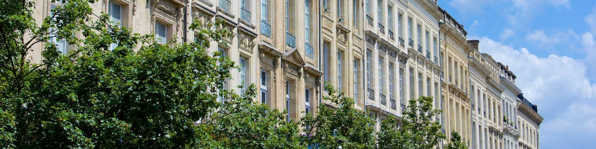 Bordeaux which includes heritage architecture and theater scenes