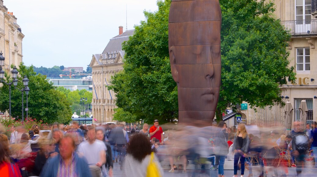 Bordeaux which includes outdoor art and a square or plaza