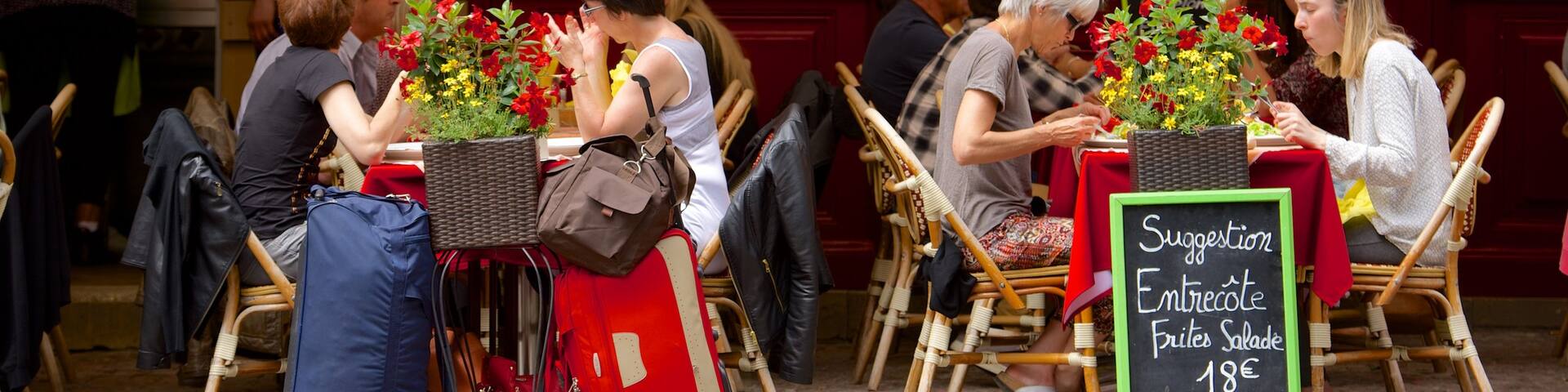 Bordeaux featuring outdoor eating and café scenes