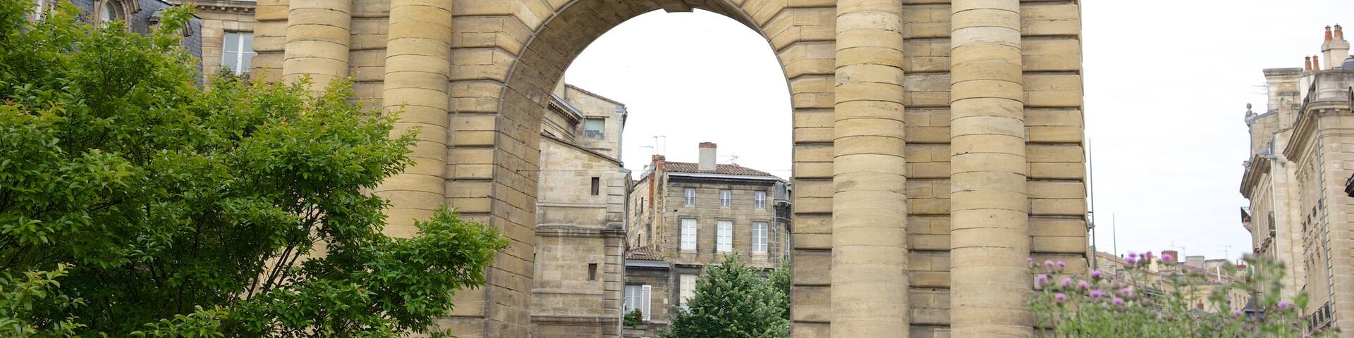 Bordeaux which includes heritage architecture