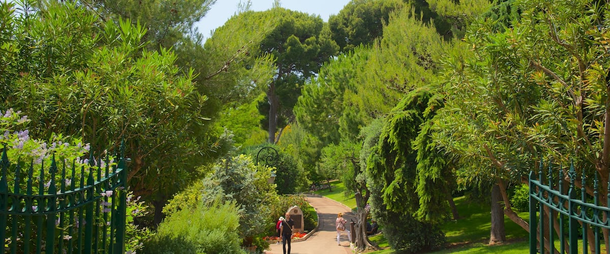 Monaco which includes a garden