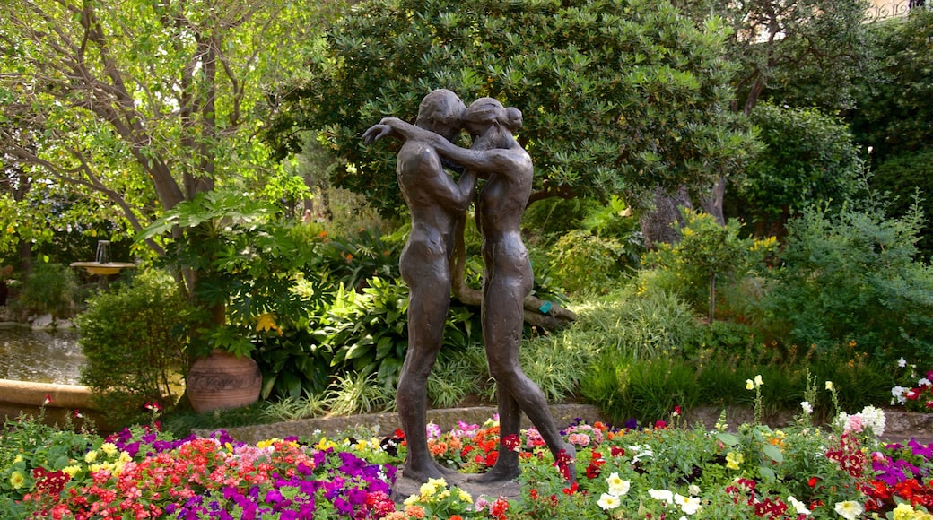 Monaco mit einem Park und Statue oder Skulptur