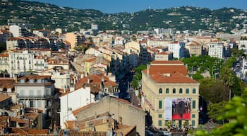 Centro storico di Cannes che include località costiera