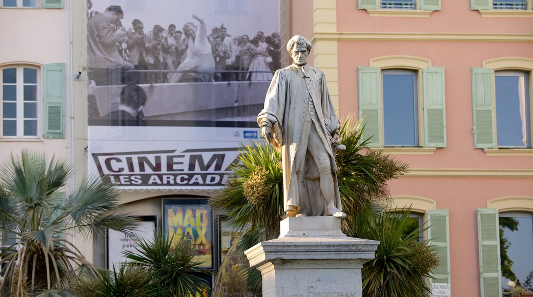 Cannes mettant en vedette signalisation et statue ou sculpture