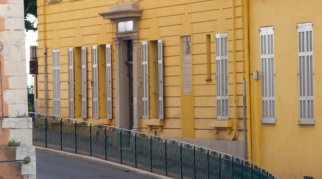 Grasse caracterizando uma cidade pequena ou vila