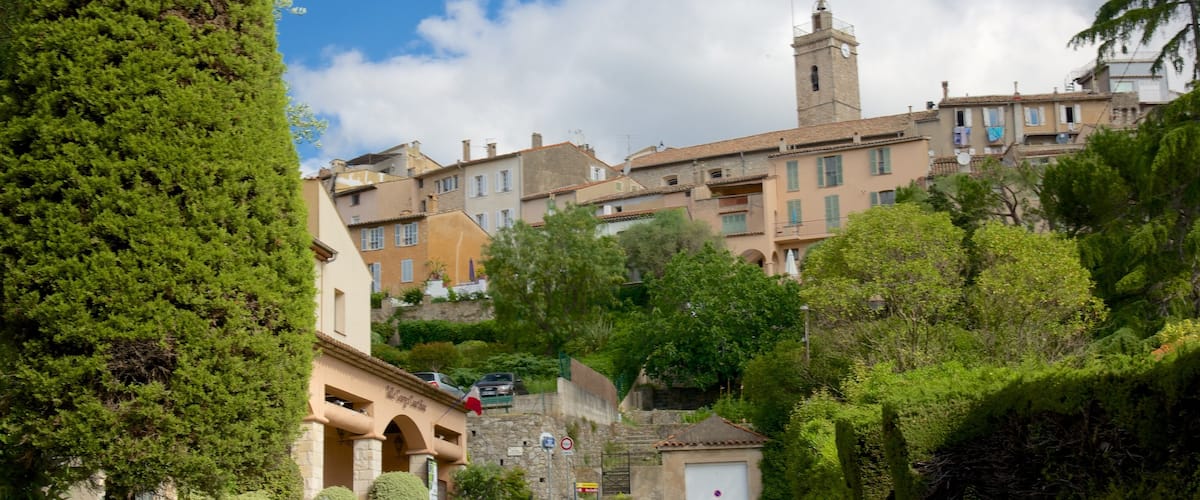 Mougins featuring a small town or village and heritage architecture