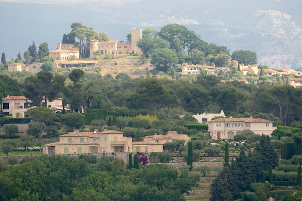 Mougins mettant en vedette petite ville ou village