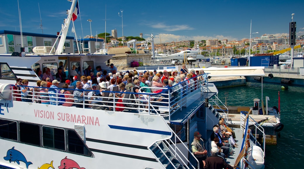 Île Sainte-Marguerite welches beinhaltet Bootfahren sowie große Menschengruppe