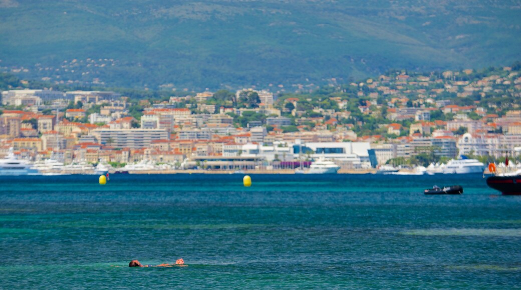 Île Sainte-Marguerite das einen Küstenort und Bucht oder Hafen