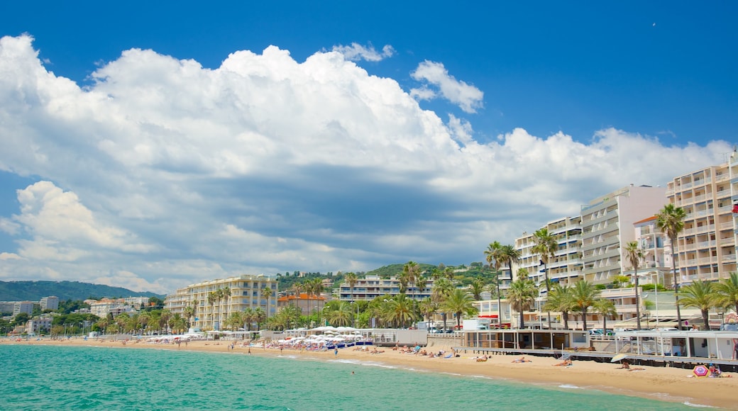 Midi Beach showing a sandy beach and a coastal town