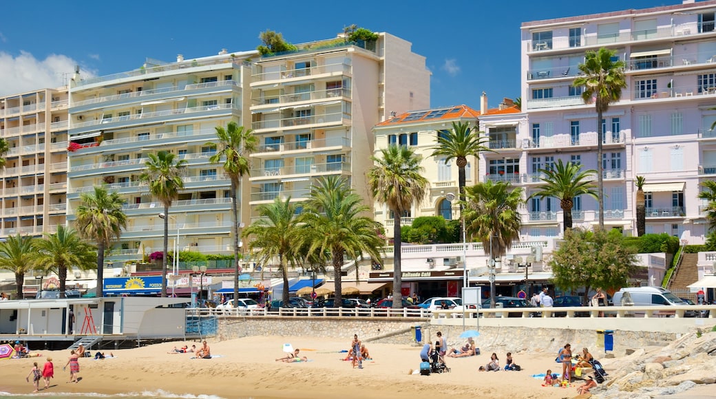 Playa du Midi mostrando una ciudad costera y una playa de arena