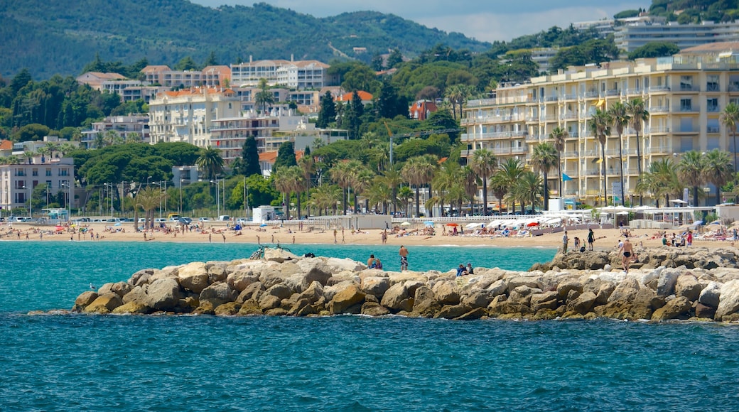 Playa du Midi que incluye una ciudad costera y una playa de arena