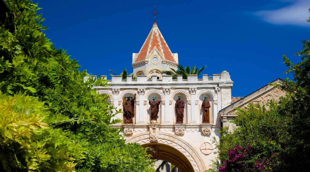 Île Saint-Honorat som visar historisk arkitektur och en kyrka eller katedral