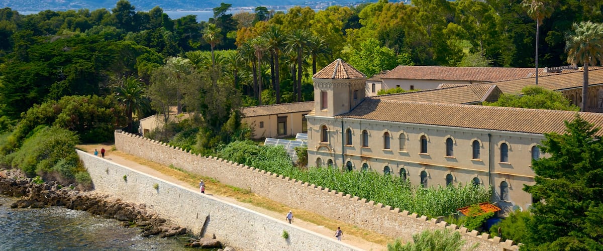 Ile Saint-Honorat 呈现出 懷舊元素 和 遺跡建築