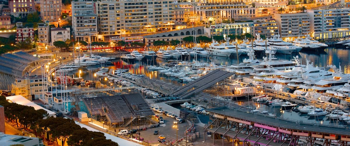 Mónaco que incluye una marina y una ciudad costera