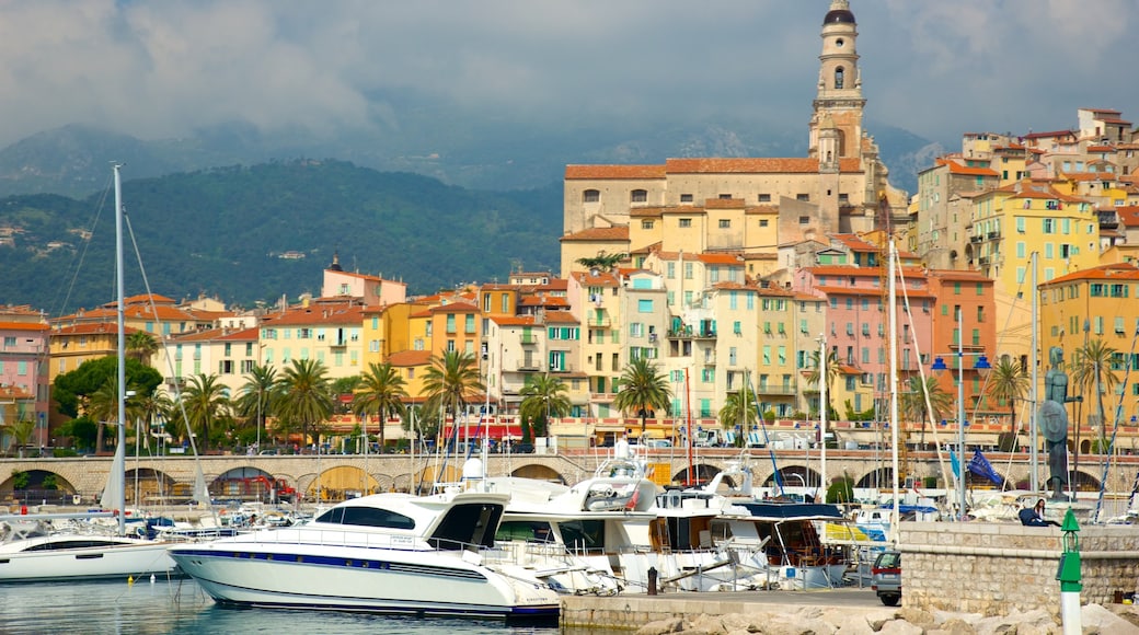 Menton que inclui uma marina e uma cidade litorânea