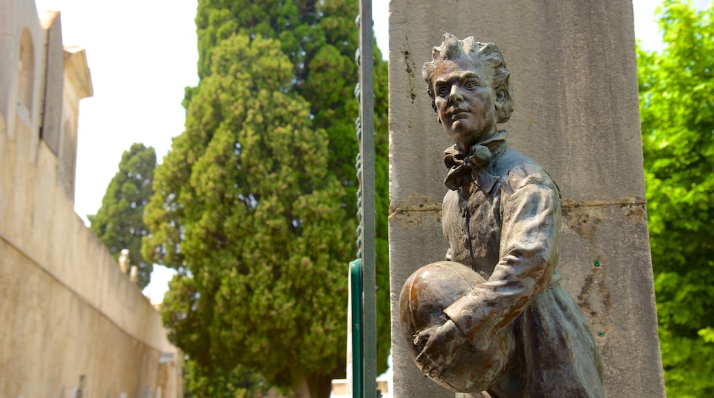 Menton featuring a statue or sculpture