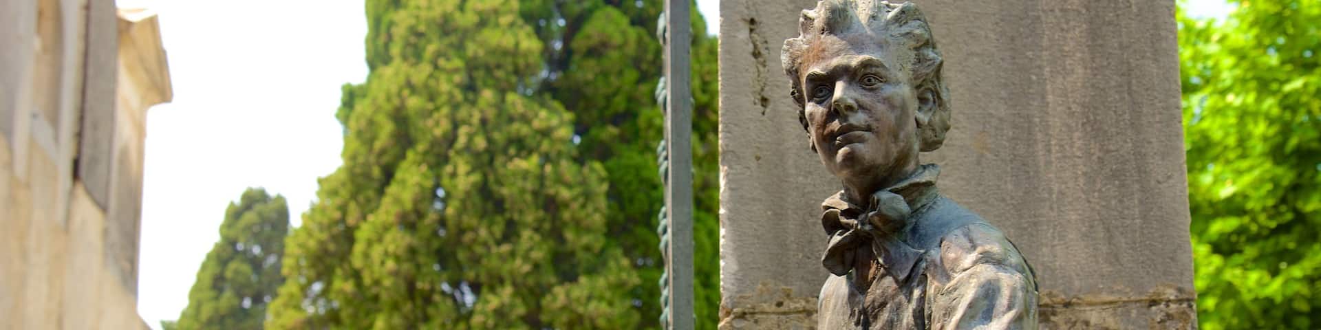 Menton featuring a statue or sculpture