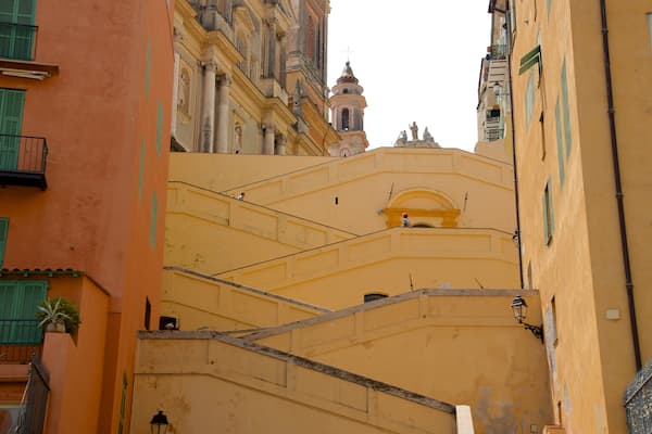 Menton mettant en vedette ville cĂŽtiĂšre