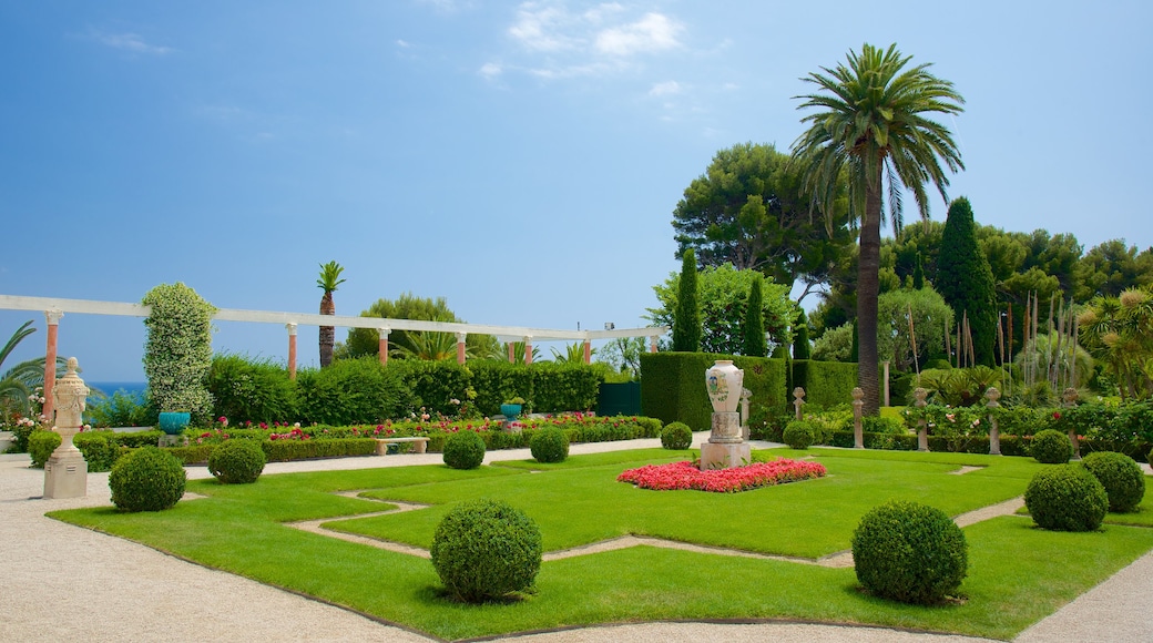 Villa Ephrussi que incluye un parque