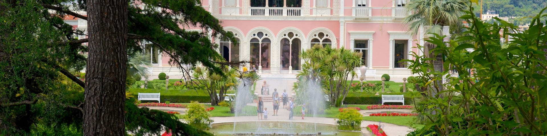 Villa Ephrussi featuring a castle, heritage architecture and a fountain