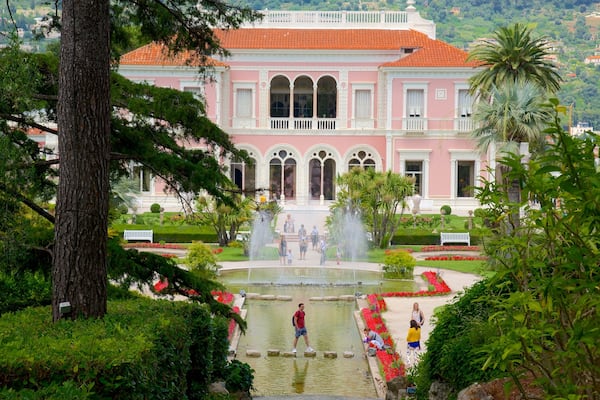 Villa Ephrussi de Rothschild mettant en vedette fontaine, château et patrimoine architectural