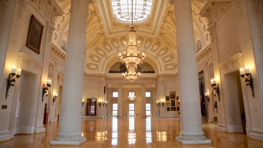 U.S. Naval Academy mostrando arquitectura patrimonial, artículos militares y vistas de interior